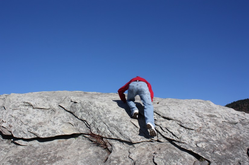 NCHiking_RandyClimgingRock_01